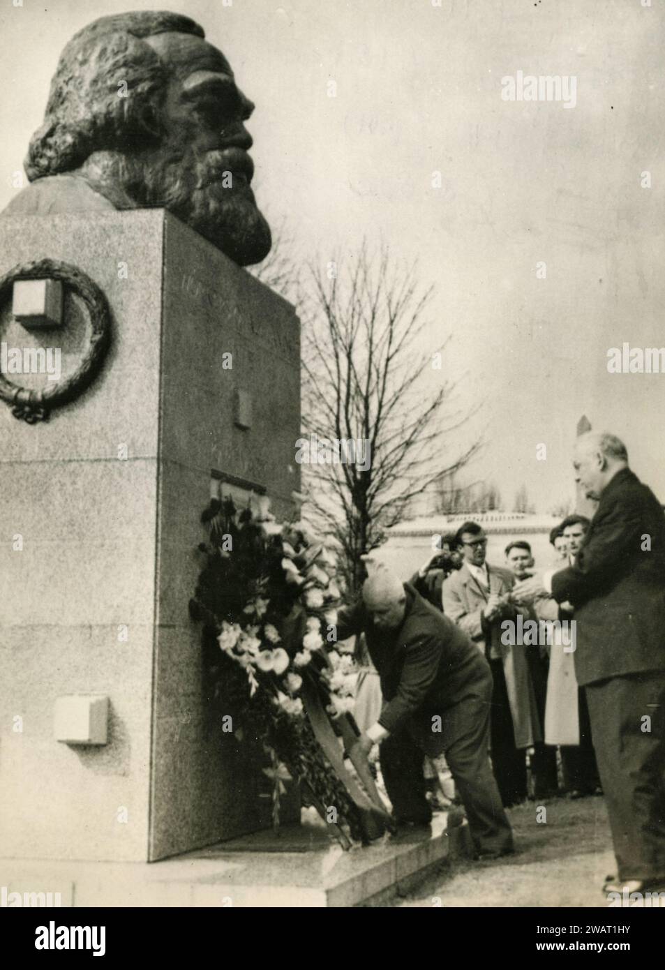 Der russische Marschall Nikolai Bulganin und Nikita Krushchev huldigen dem Grab von Karl Marx, Highgate Cemetery, London UK 1956 Stockfoto