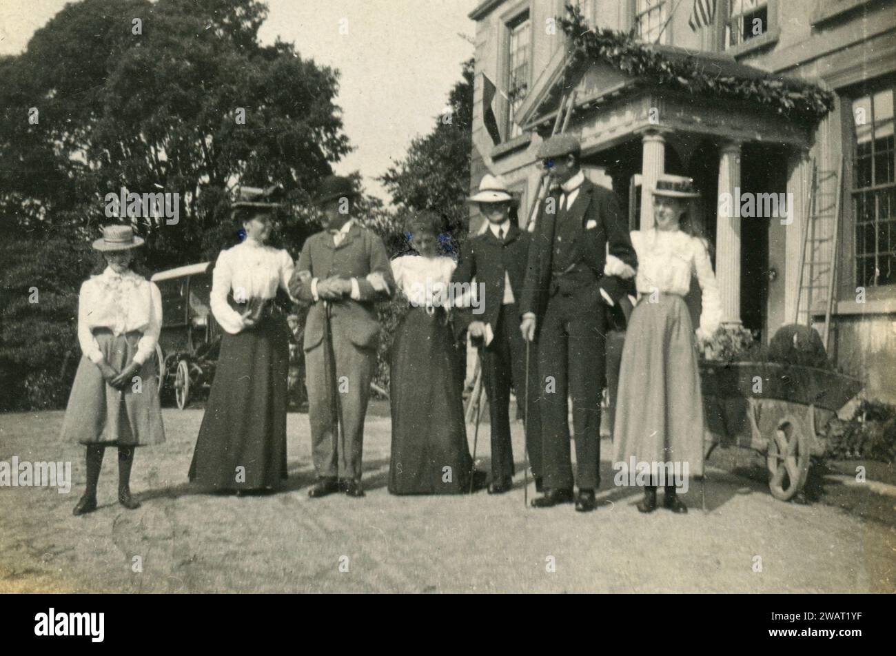Familientreffen außerhalb des Hauses, 1900er Stockfoto