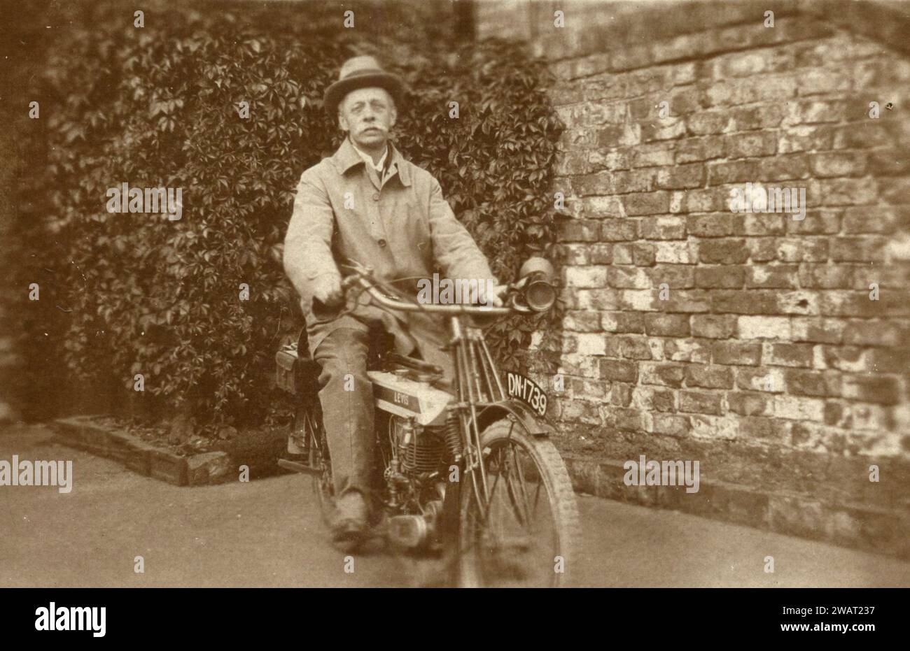 Alter Mann, der ein beliebtes Levis Motorrad fährt, England 1920er Jahre Stockfoto