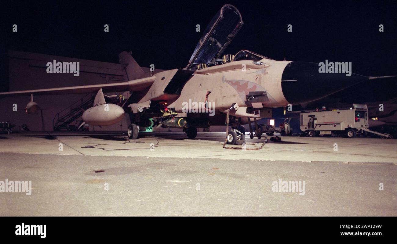 Erster Golfkrieg: 27. Januar 1991 ein RAF Tornado GR1 Bomber, der bereit ist, von Tabuk im Nordwesten Saudi-Arabiens aus in den Irak zu fliegen. Stockfoto