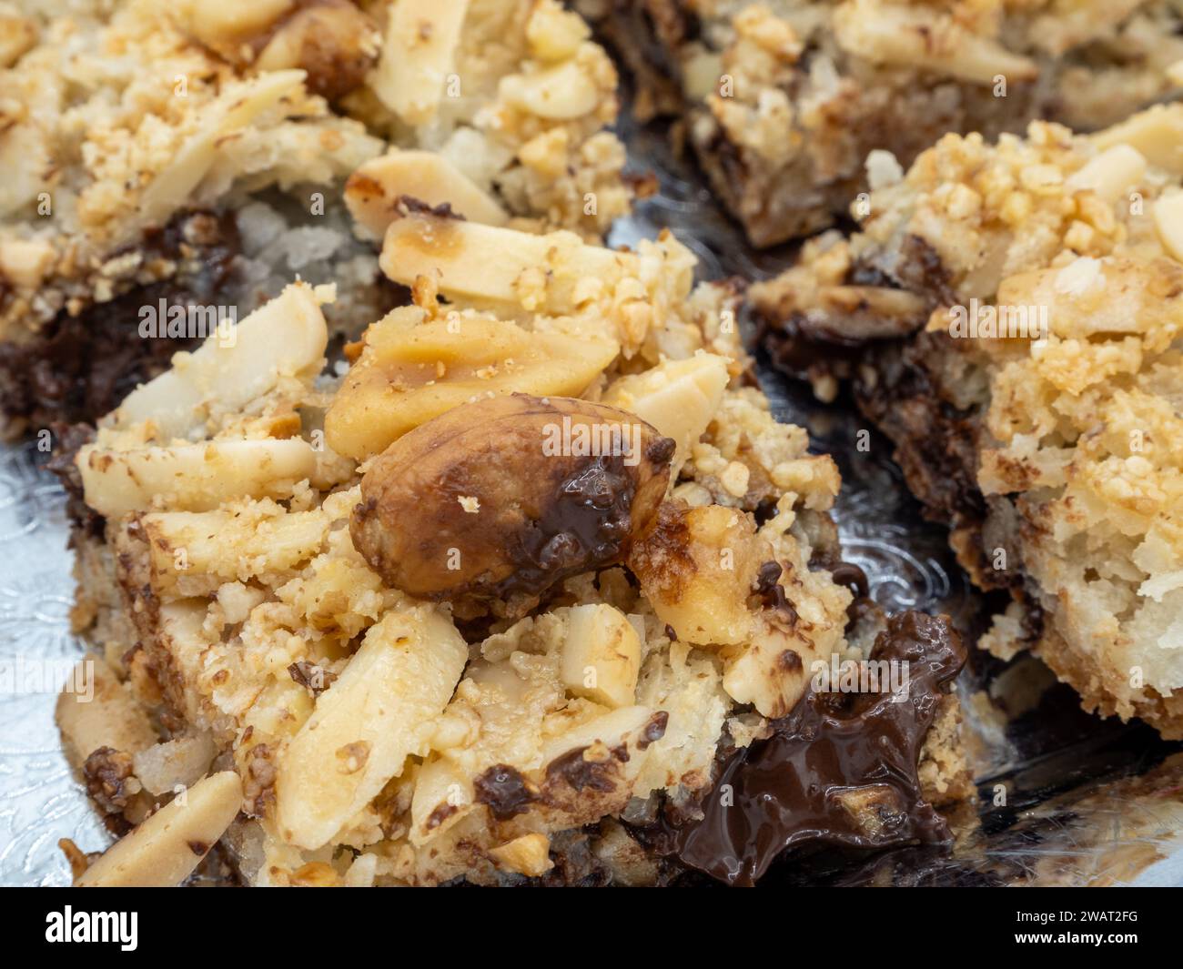 Eine köstliche Auswahl an Brownies mit goldenen Mandelflocken, bereit, im Mund zu schmelzen. Stockfoto