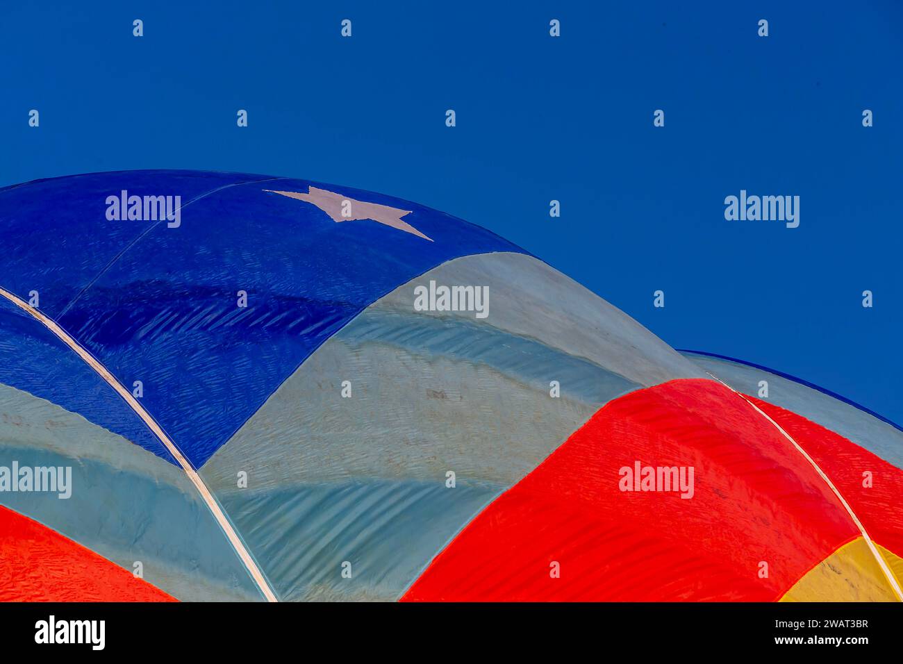 Indianola, IA, USA. 30. Juli 2015. Blendende Ballons tanzen im blauen Himmel, ein lebendiges Spektakel von Farben, die fröhlich über den Himmel schweben (Credit Image: © Walter G Arce SR Grindstone Medi/ASP) NUR REDAKTIONELLE VERWENDUNG! Nicht für kommerzielle ZWECKE! Stockfoto