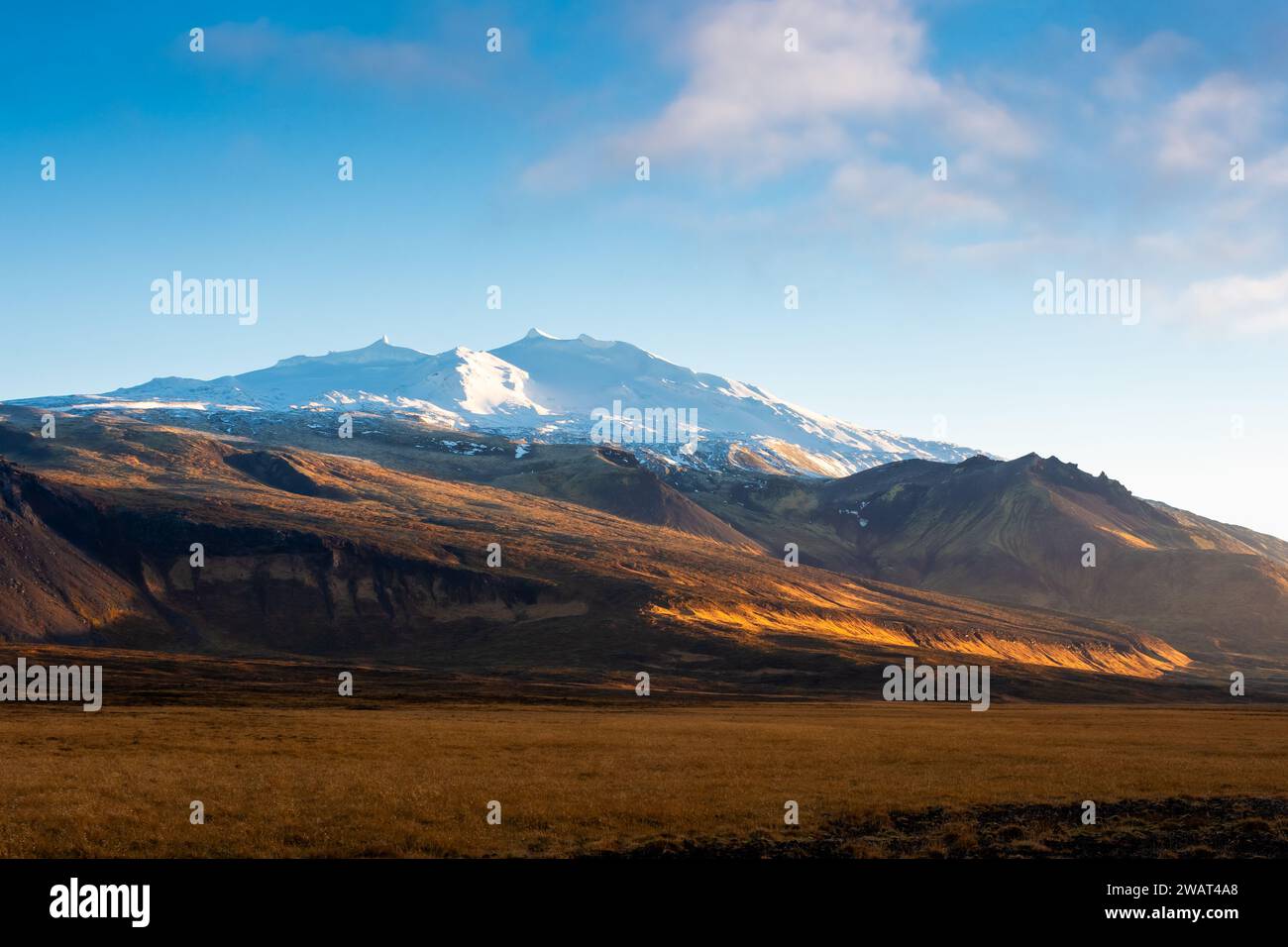 Fantastische Landschaft des Snaefellsjokull Mountain im Winter bei Sonnenuntergang, Island Stockfoto