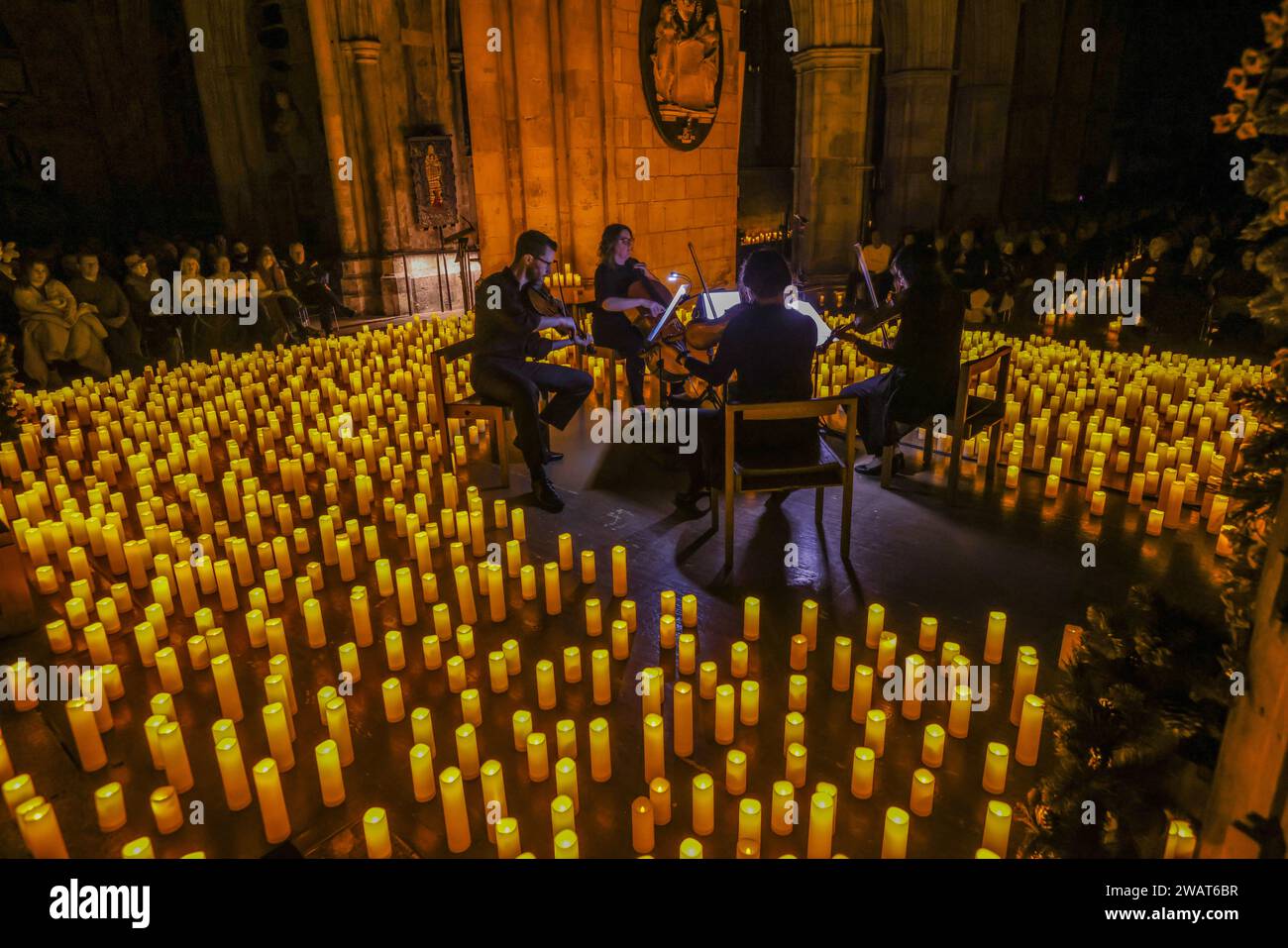 London, Großbritannien. Januar 2023. Kerzenlicht, Fieber, Konzerte, die den Zauber eines Live-, multisensorischen Musikerlebnisses bringen, Pink Floyd Tribute in der Southwark Cathedral von Streichquartett-Artisti con Brio. Quelle: Paul Quezada-Neiman/Alamy Live News Stockfoto