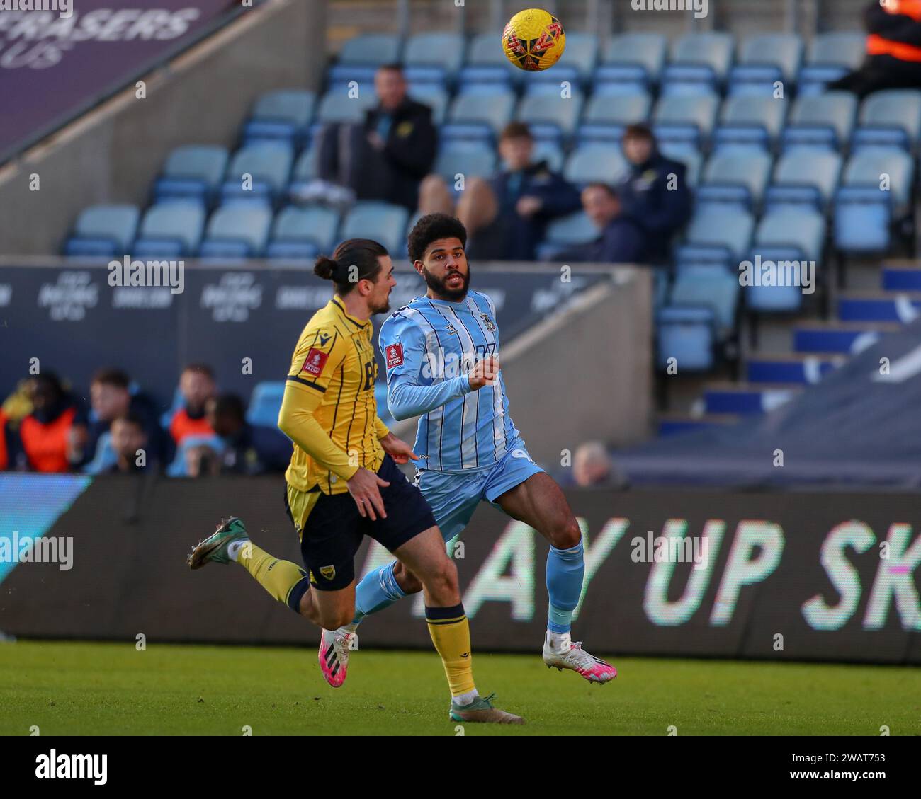 Coventry, Großbritannien. Januar 2024. Ellis Simms #9 von Coventry City jagt den Ball während des Emirates FA Cup in der dritten Runde Coventry City gegen Oxford United in der Coventry Building Society Arena, Coventry, Großbritannien, 6. Januar 2024 (Foto: Craig Anthony/News Images) in Coventry, Großbritannien am 1. Juni 2024. (Foto: Craig Anthony/News Images/SIPA USA) Credit: SIPA USA/Alamy Live News Stockfoto