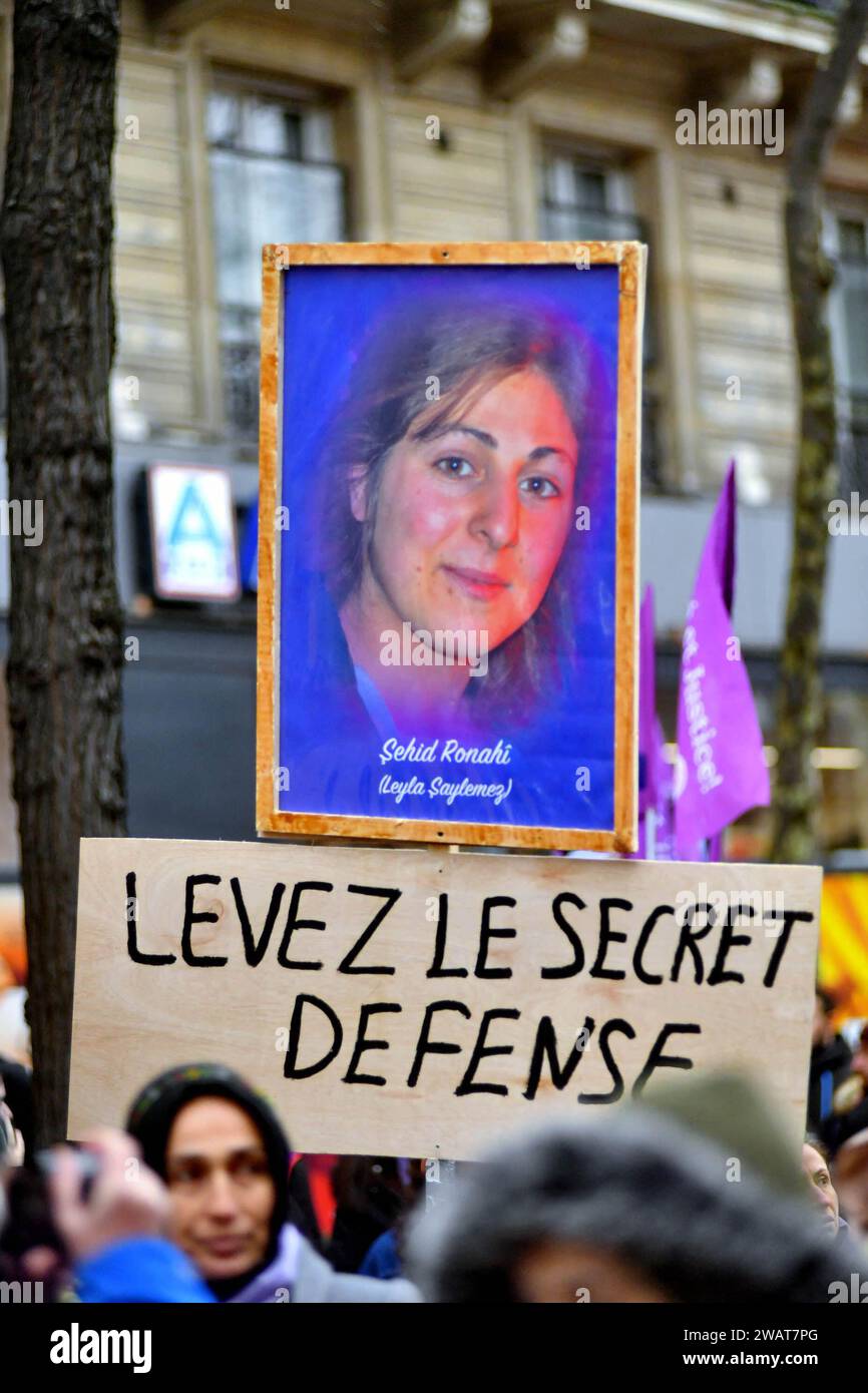 Die Menschen halten eine Flagge der Kurdischen Arbeiterpartei (PKK) und schwenken Fahnen mit Porträts der sechs Kurden, die am 2022. Dezember und am 2013. Januar in Paris während einer Demonstration, die die kurdische Gemeinde anlässlich des Jahrestages der Ermordung der Enghien-Straße in Paris am 6. Januar organisiert hat, getötet wurden. 2024. Drei Kurden, Emine Kara, mir Perwer und Abdurrahman Kizil, wurden am 23. Dezember 2022 bei einer Schießerei in der Enghien Street im Zentrum von Paris von einem französischen Verdächtigen getötet, der gestand, einen „pathologischen“ Hass auf Ausländer zu haben. Am 9. Januar 2013 forderte ein erster Terroranschlag das Leben Stockfoto