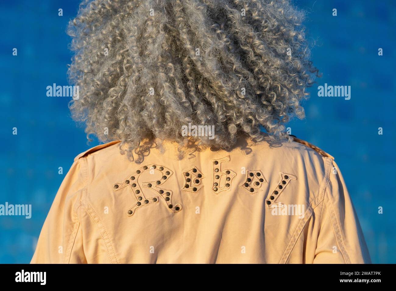Nahaufnahme einer afro-amerikanischen Dame, die eine Jacke mit dem Wort Rebell trägt. Konzept: pro-Aging, Rebell Stockfoto