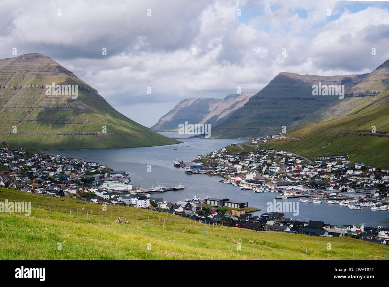 Blick von oben auf die Stadt Klaksvik, Färöer Inseln Stockfoto