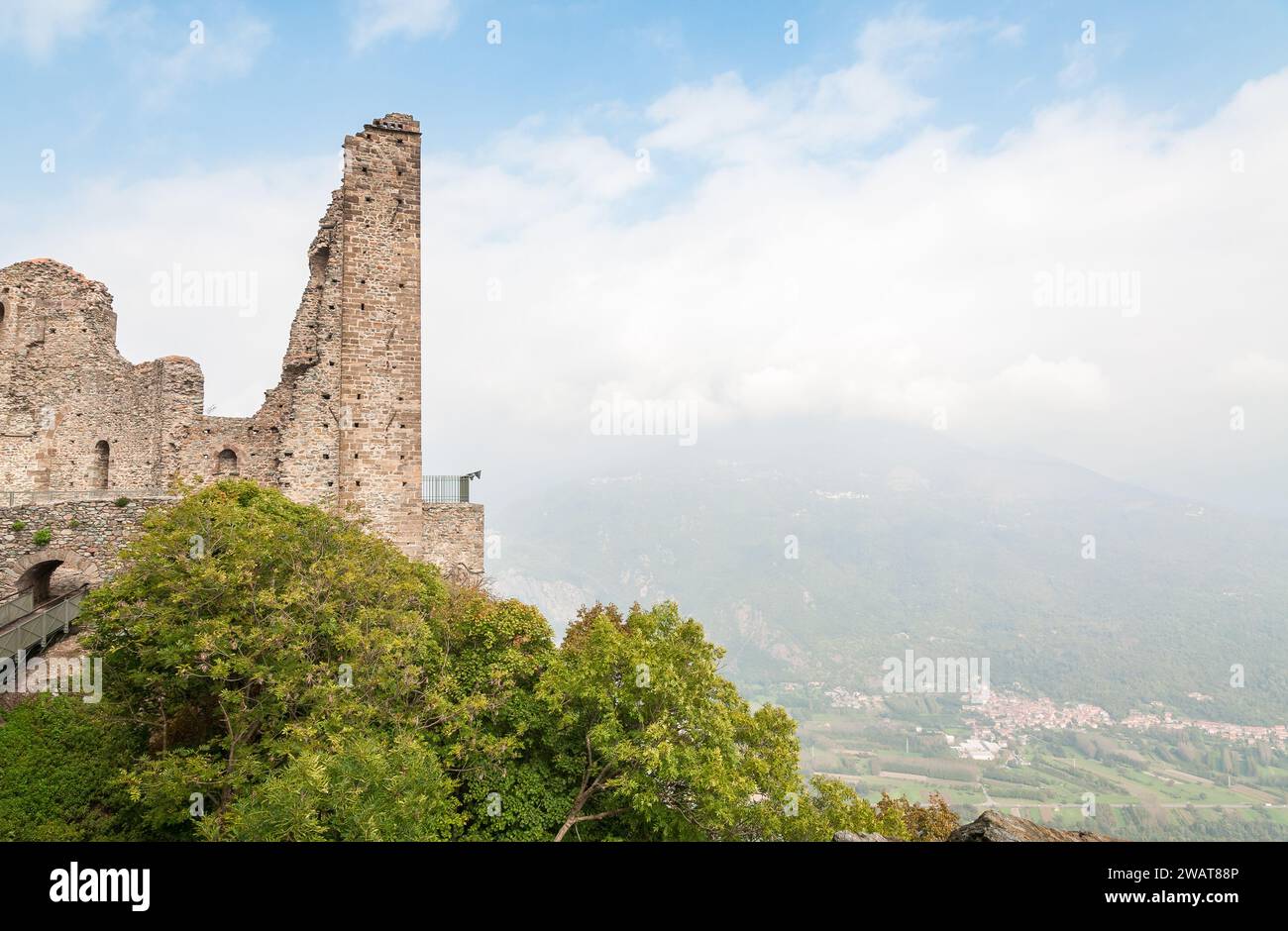 Turm der Bell Alda der Sacra San Michele oder St. Die Abtei Michael ist ein religiöser Komplex auf dem Berg Pirchiriano in der Provinz Turin, Piemont, Italien Stockfoto