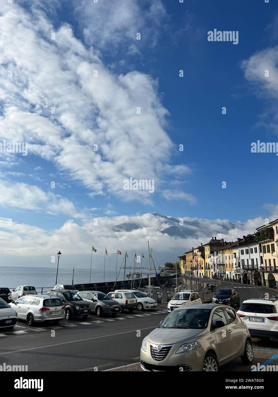 Como, Italien - 12. november 2023: Uferpromenade des Dorfes Domaso mit farbenfrohen Villen am Ufer des Comer Sees. Italien Stockfoto