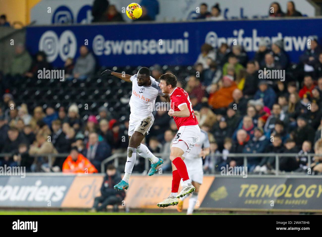 Swansea, Großbritannien. Januar 2024. Yannick Bolasie aus Swansea City und Farrend Rawson vom Morcambe Emirates FA Cup, 3. Runde Spiel, Swansea City gegen Morecambe im Stadion Swansea.com in Swansea, Wales am Samstag, den 6. Januar 2024. Dieses Bild darf nur für redaktionelle Zwecke verwendet werden. Nur redaktionelle Verwendung, Bild nach Credit: Andrew Orchard Sportfotografie/Alamy Live News Stockfoto