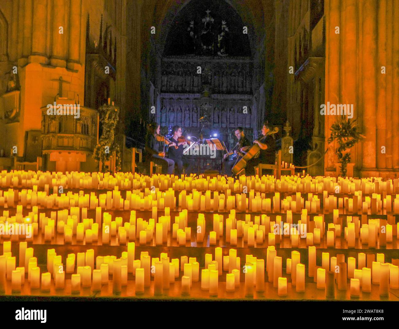 London, Großbritannien. Januar 2023. Kerzenlicht, Fieber, Konzerte, die den Zauber eines Live-, multisensorischen Musikerlebnisses bringen, Pink Floyd Tribute in der Southwark Cathedral von Streichquartett-Artisti con Brio. Quelle: Paul Quezada-Neiman/Alamy Live News Stockfoto