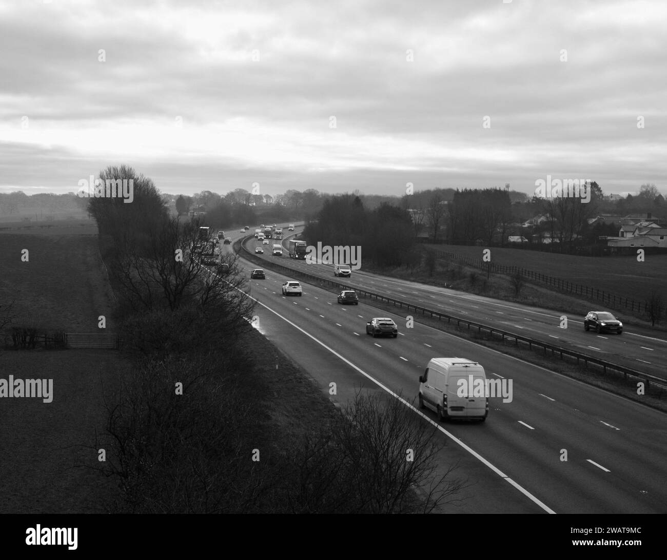Ein Blick auf den frühen Morgenverkehr auf dem Lancashire Motorway-Netz, Großbritannien, Europa Stockfoto