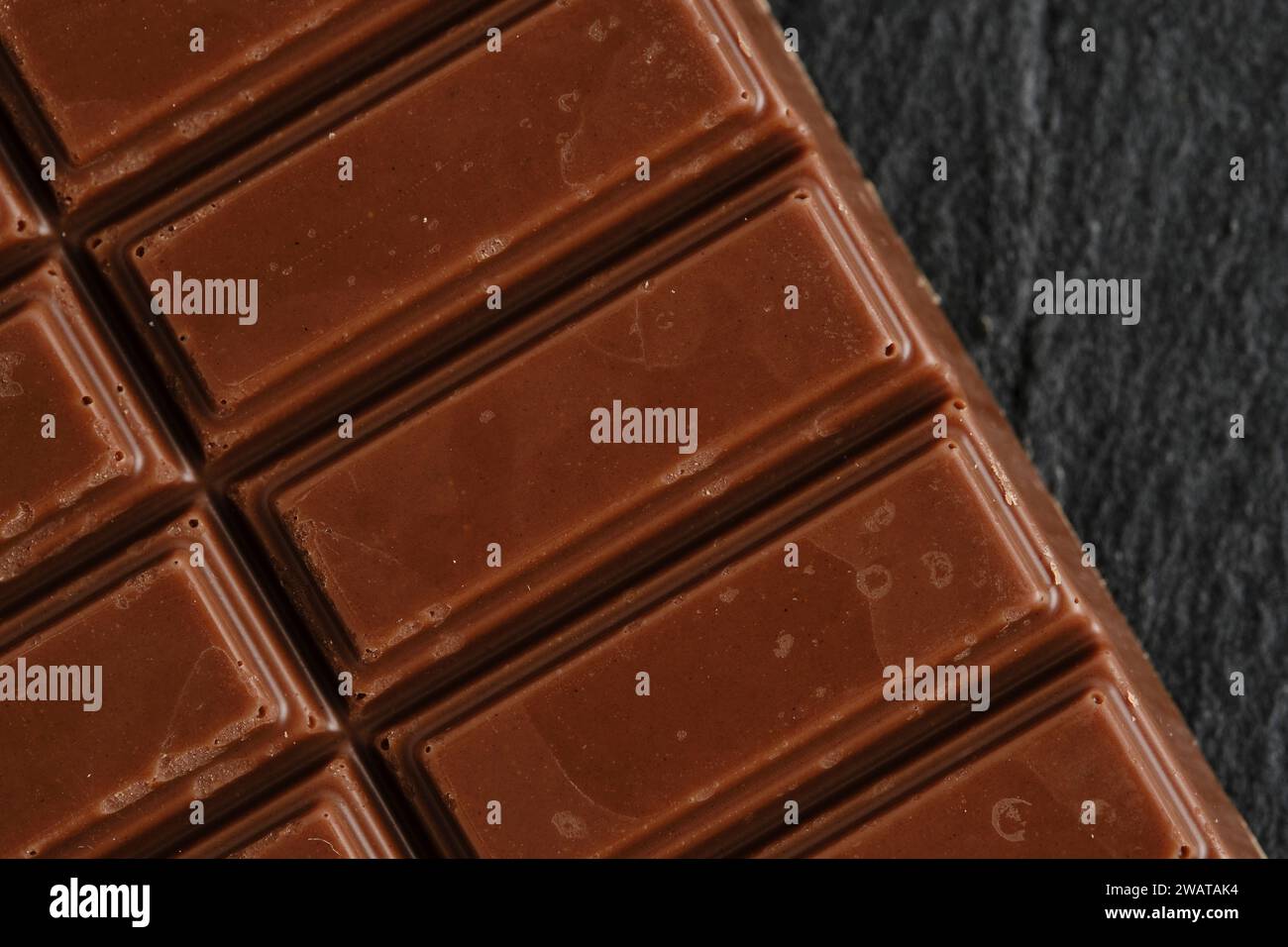 Tafel Milchschokolade auf schwarzem Schiefer Stockfoto