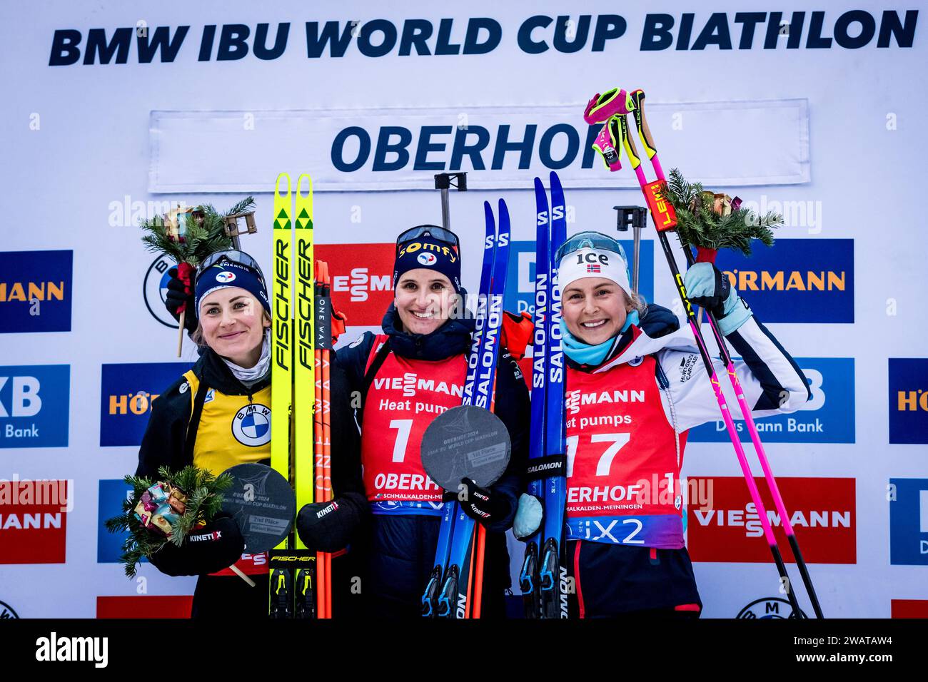 Von links Die zweitplatzierte Justine BraisazBouchet aus Frankreich, die Gewinnerin Julia