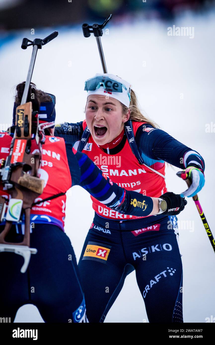Die Gewinnerin Julia Simon aus Frankreich und die drittplatzierte Ingrid Landmark Tandrevold aus