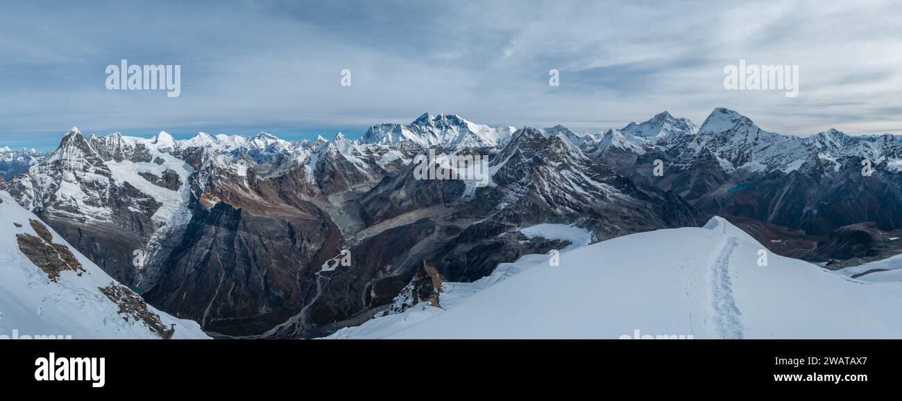 Mount Everest, Nuptse, Lhotse mit Südwand, Makalu, Chamlang wunderschöne Panoramaaufnahme eines hohen Himalaya vom Campingplatz Mera Peak auf 580 Stockfoto