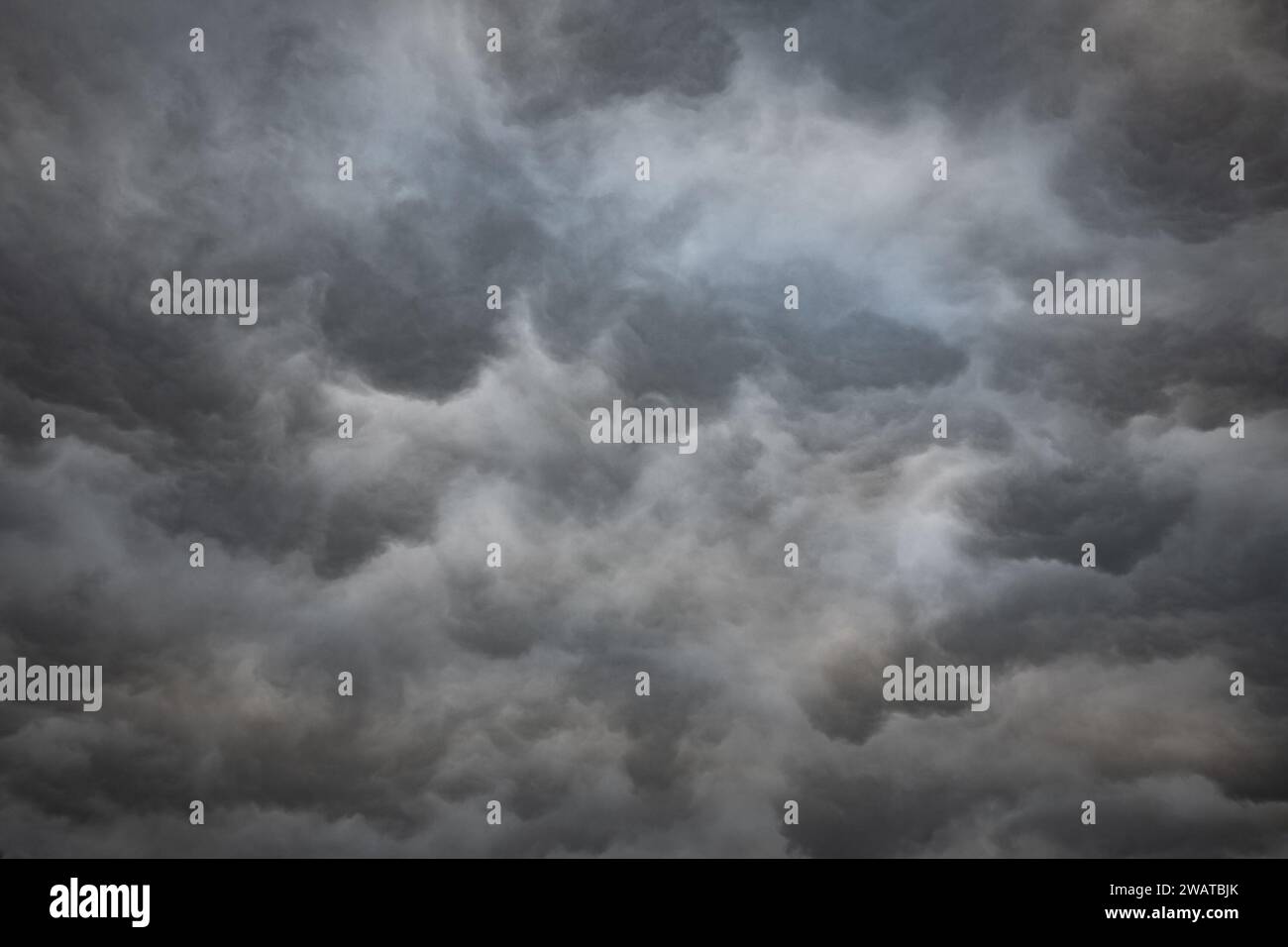 Unheilvolles Bild eines turbulenten, wild aussehenden Himmels. Geeignet als Hintergrund oder Hintergrundbild. Stockfoto