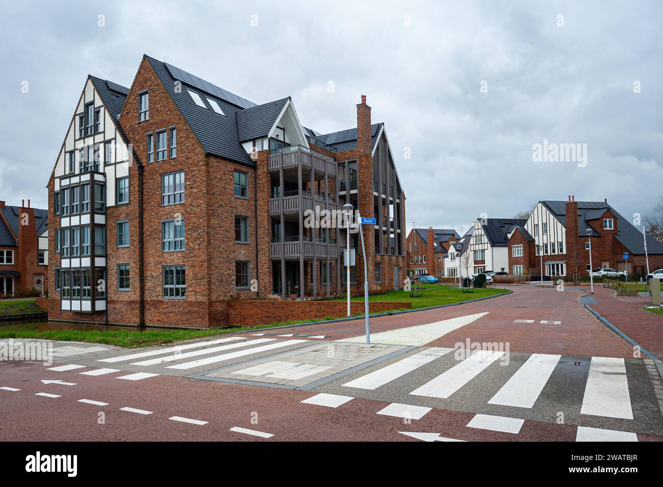 Neue Gebäude im Cottage-Stil in einem neuen Viertel in Waddinxveen, Niederlande. Stockfoto