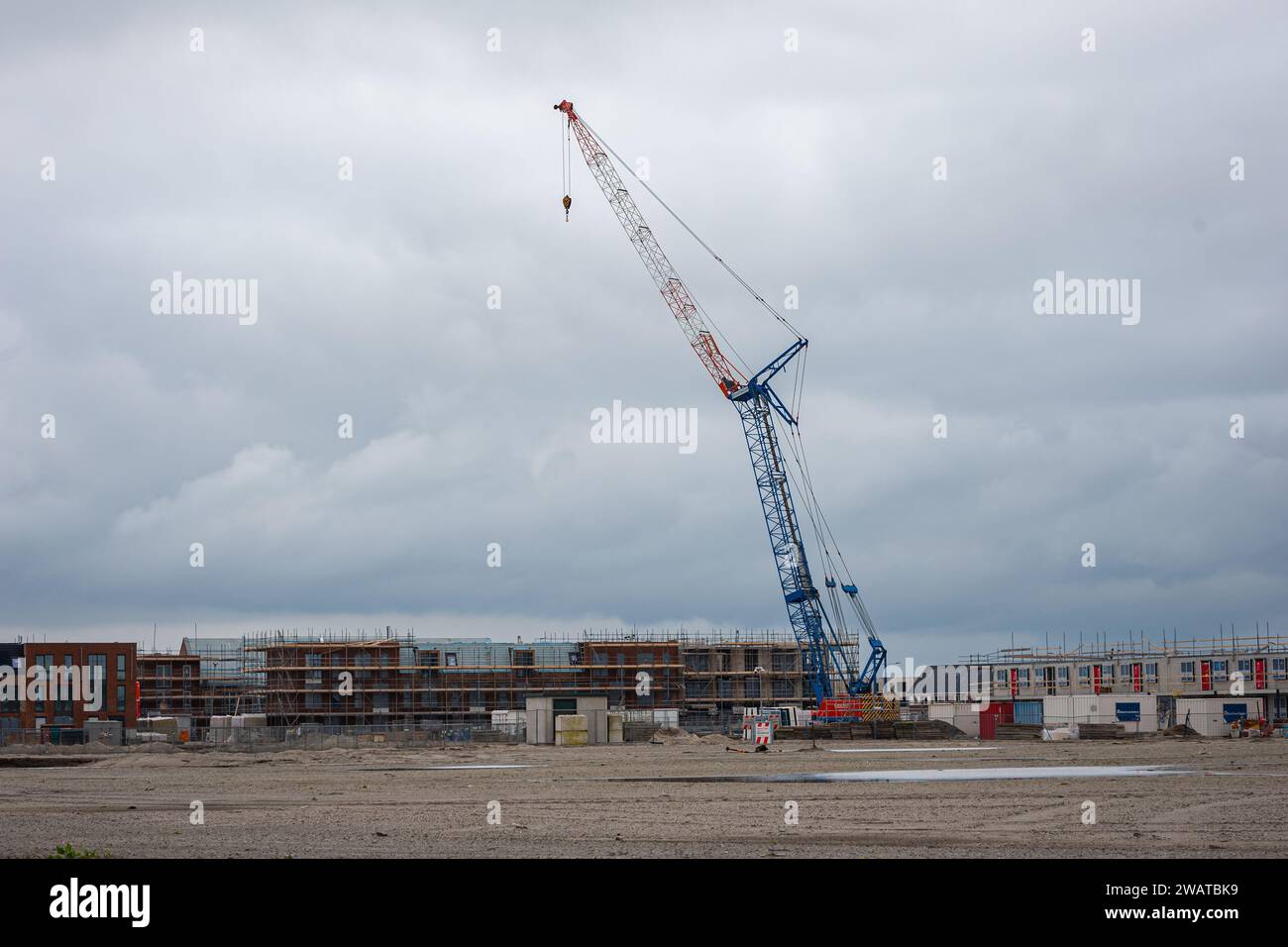 Großer Hebekran für den Bau neuer Bauhäuser im Bezirk ¨'Westergouwe¨ in Gouda, Niederlande. Stockfoto