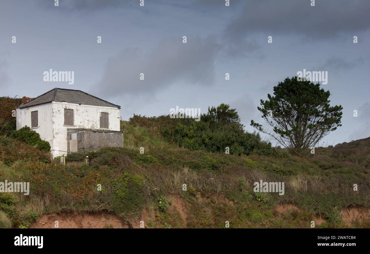 Verlassenes und verlassenes Haus mit Blick auf Kennack Sands, Lizard Peninsula, Cornwall. In einer erstklassigen Anlage, aber nicht gewünscht. Stockfoto