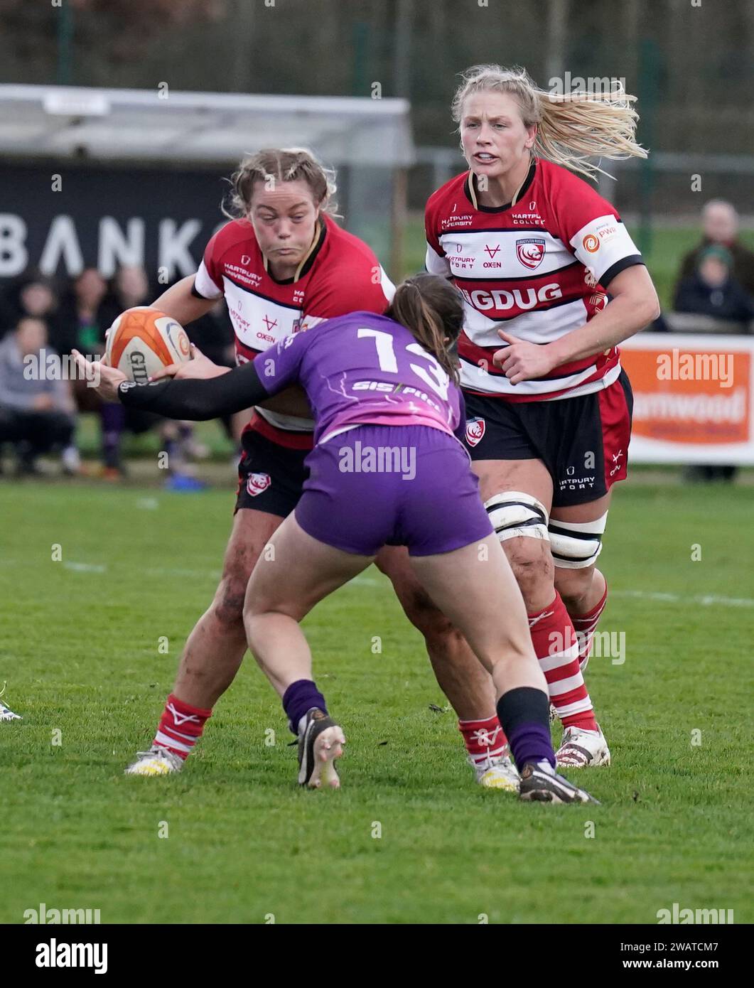 Gloucester, UK, 06 Jan 2024 Kelsey Jones (Gloucester) ist Tackle Buy Helena Rowland (Loughborough) während des Allianz Premiership Womens Rugby Gloucester Hartpury V Loughborough Lightning in der Alpas Arena Gloucester Vereinigtes Königreich am 06. Januar 2024 Alamy Live News Endpunktzahl: 42 - 24 Credit: Graham Glendinning / GlennSports/Alamy Live News Stockfoto