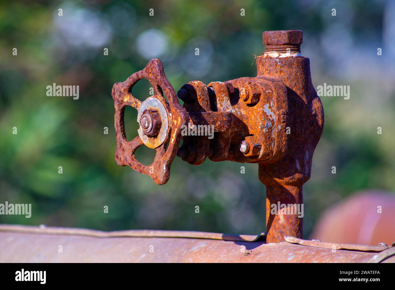 Alte und rostige Armatur veralteter chemischer Industrieanlagen Stockfoto