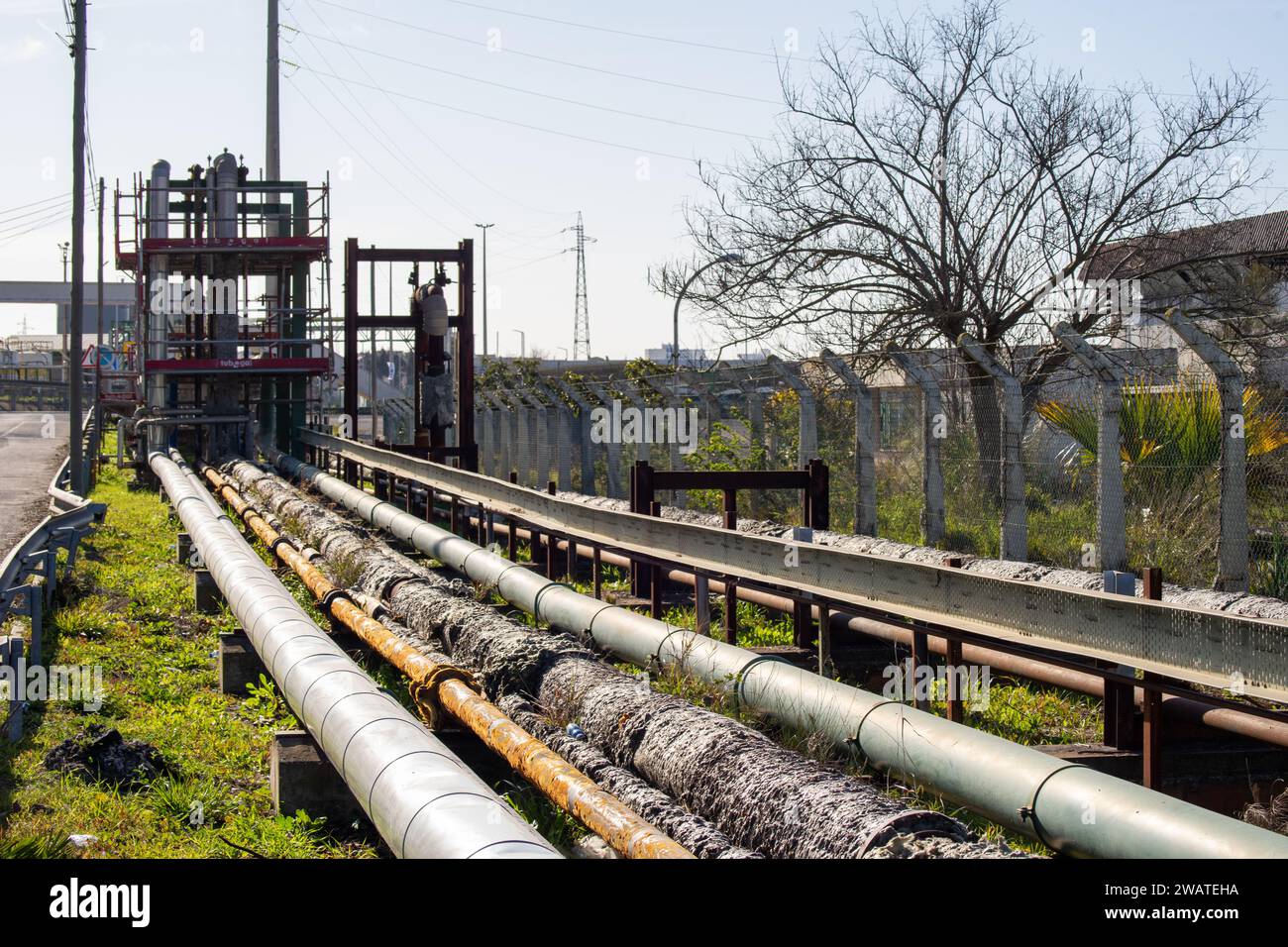 Mehrere Pipelines parallel zu einer alten Fabrik für chemische Produkte in der Stadt Barreiro, Lavradio Stockfoto