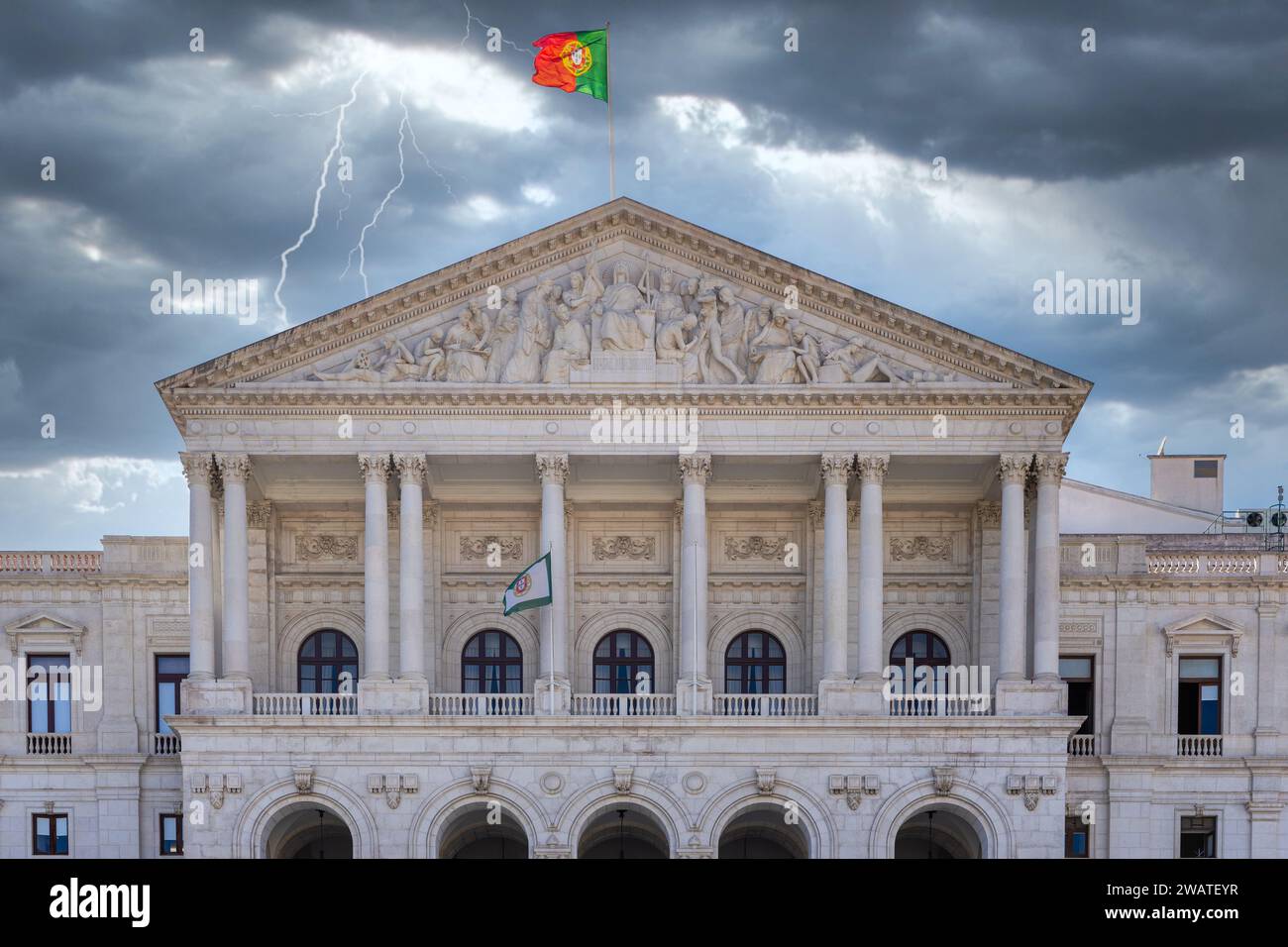 Vorderfassade des oberen Teils der Versammlung der Republik, Palast von São Bento, Lissabon, bewölkter Himmel Hintergrund mit Blitz Stockfoto