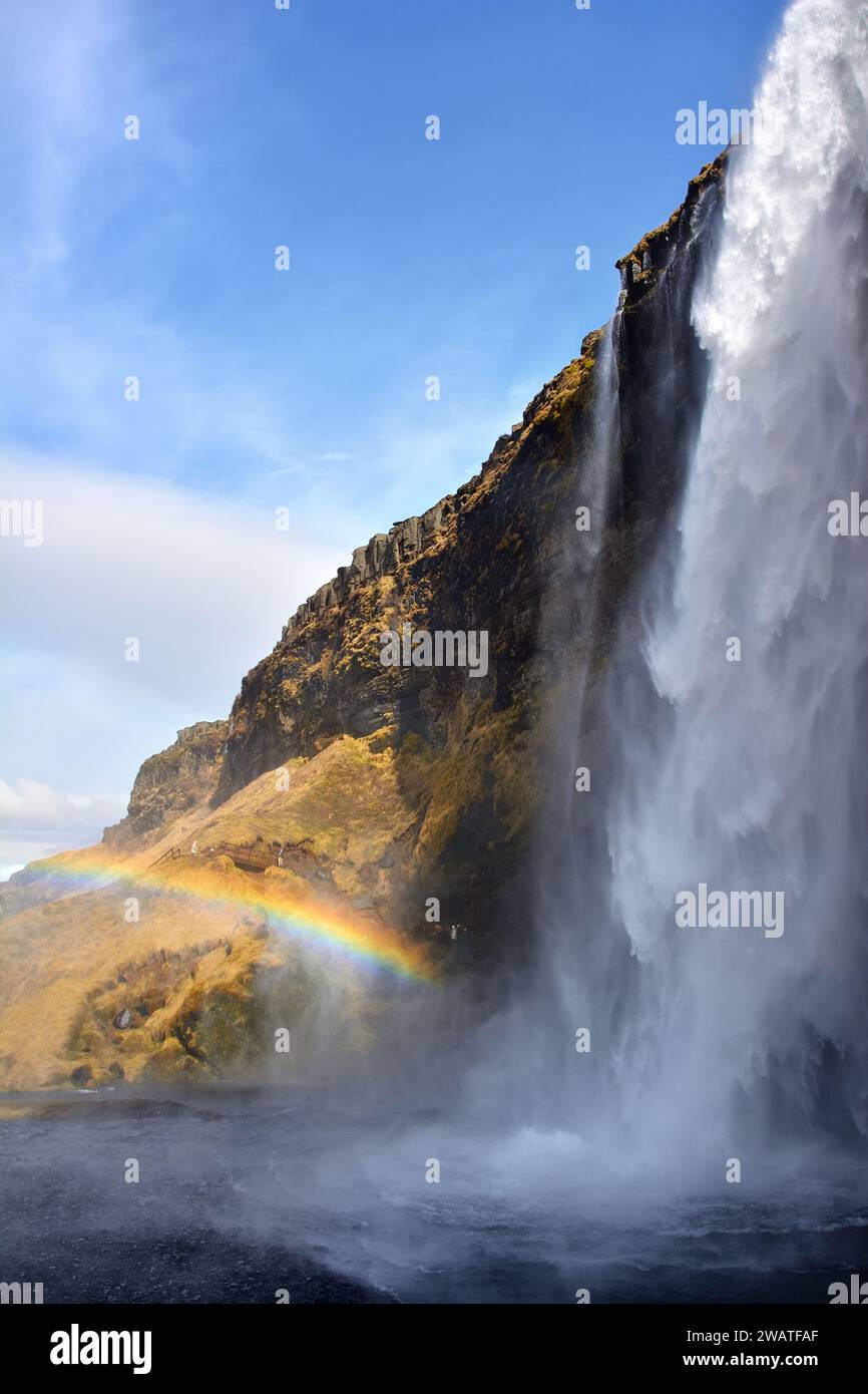 Regenbogen im Seljalandsfoss Wasserfall in Suðurland, Island Stockfoto