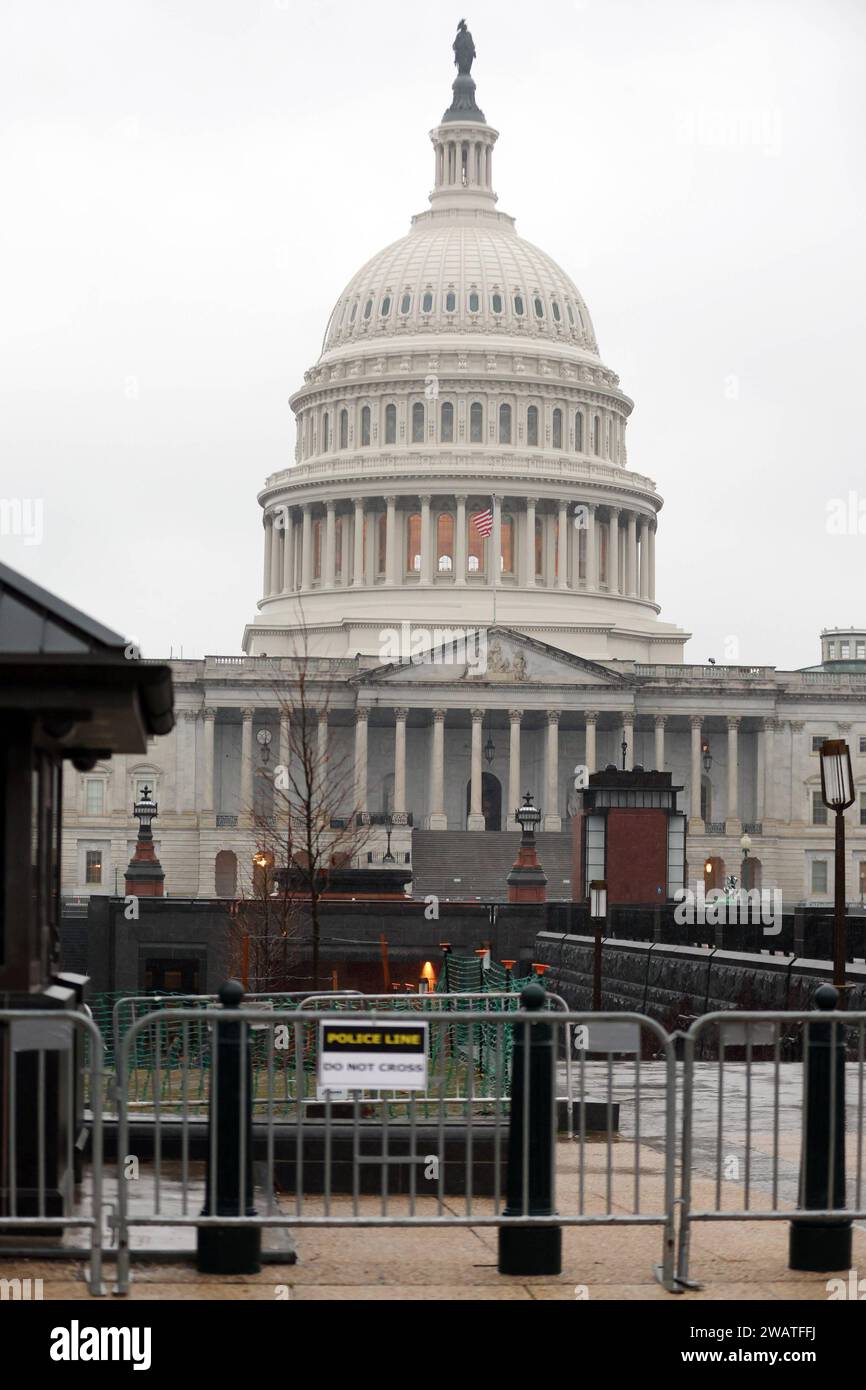 WASHINGTON, D.C. - 6. JANUAR: Blick auf das Kapitolgebäude am Jahrestag des Angriffs auf das Kapitol vom 6. Januar, wo nicht viele Demonstranten gesehen wurden, um an diesem regnerischen Tag in Washington, D.C. am 6. Januar 2024 zu erinnern. Copyright: Xmpi34x Stockfoto