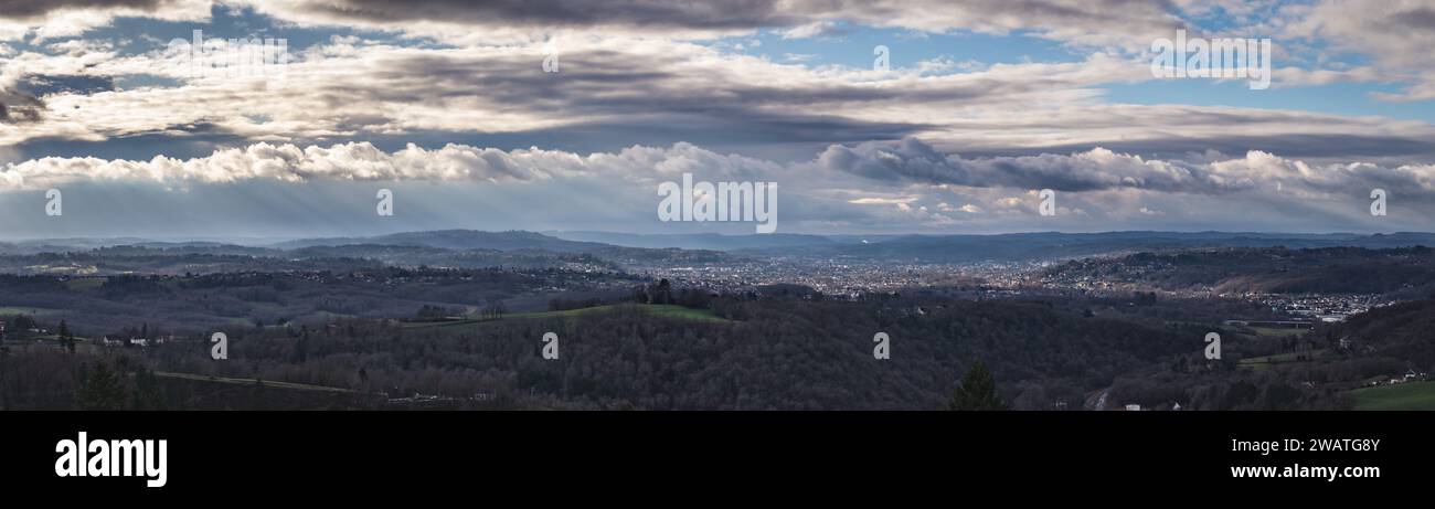 GUE Panorama depuis le Peuch sur le bassin de Brive la Gaillarde Stockfoto