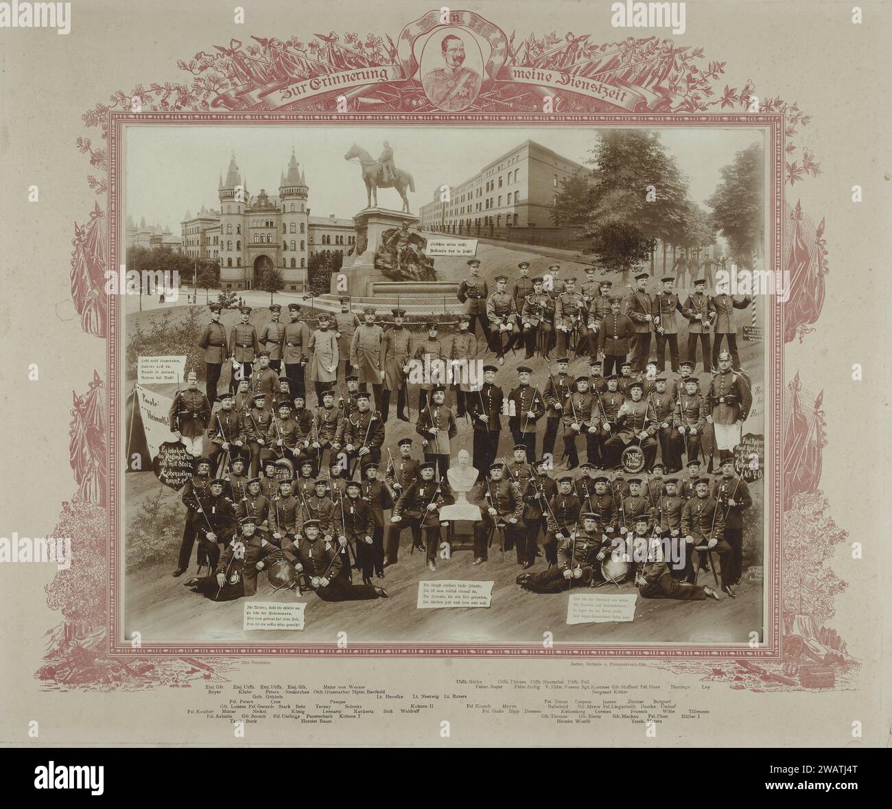 Erinnerung an den Dienst des Füsilier-Regiments 'Fürst Karl-Anton von Hohenzollern' Nr. 40, um 1901 - 1910 Fotocollage Tableau von montierten Fotos ('zur Erinnerung an meine Dienstzeit') von Füsilier-Regiment fürst Carl Anton von Hohenzollern Nr. 40. In der Mitte eine Büste von Kaiser Wilhelm II. Und an der Spitze der Reiterstatue von Kaiser Wilhelm I. (entworfen von Fritz Schaper, 1901 platziert). Aken-Papier. baryta-Papier. Pappe die Firma, die Einheit, die Truppe, den Militärdienst Stockfoto