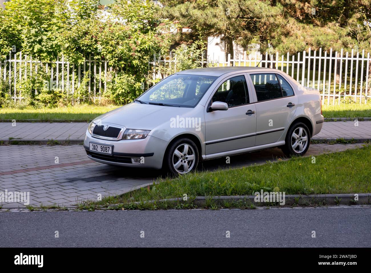 HAVIROV, TSCHECHISCHE REPUBLIK - 11. AUGUST 2023: Silver Skoda Fabia Sedan 1. Generation parkt auf einem Parkplatz Stockfoto