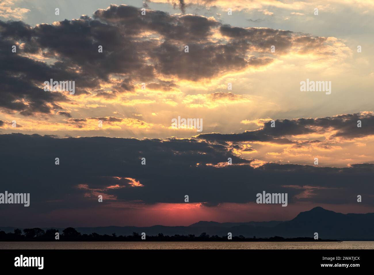 Abenddämmerung, Sonne und Wolken, Fluss Auenland, Liwonde Nationalpark, Malawi Stockfoto