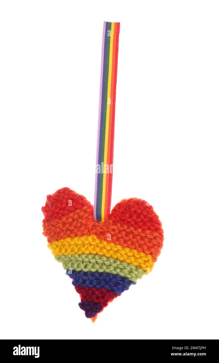 Häkeln Sie das Regenbogenherz isoliert auf weißem Hintergrund Stockfoto