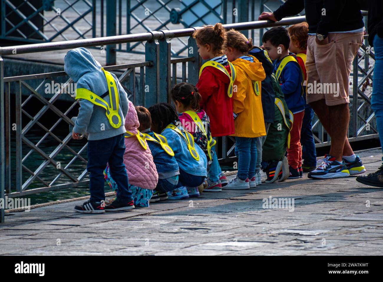 Genf, Schweiz - 8. September 2023: Schulkinder schauen von einer Fußgängerbrücke in Genf City in der Schweiz in Richtung Rhone Stockfoto