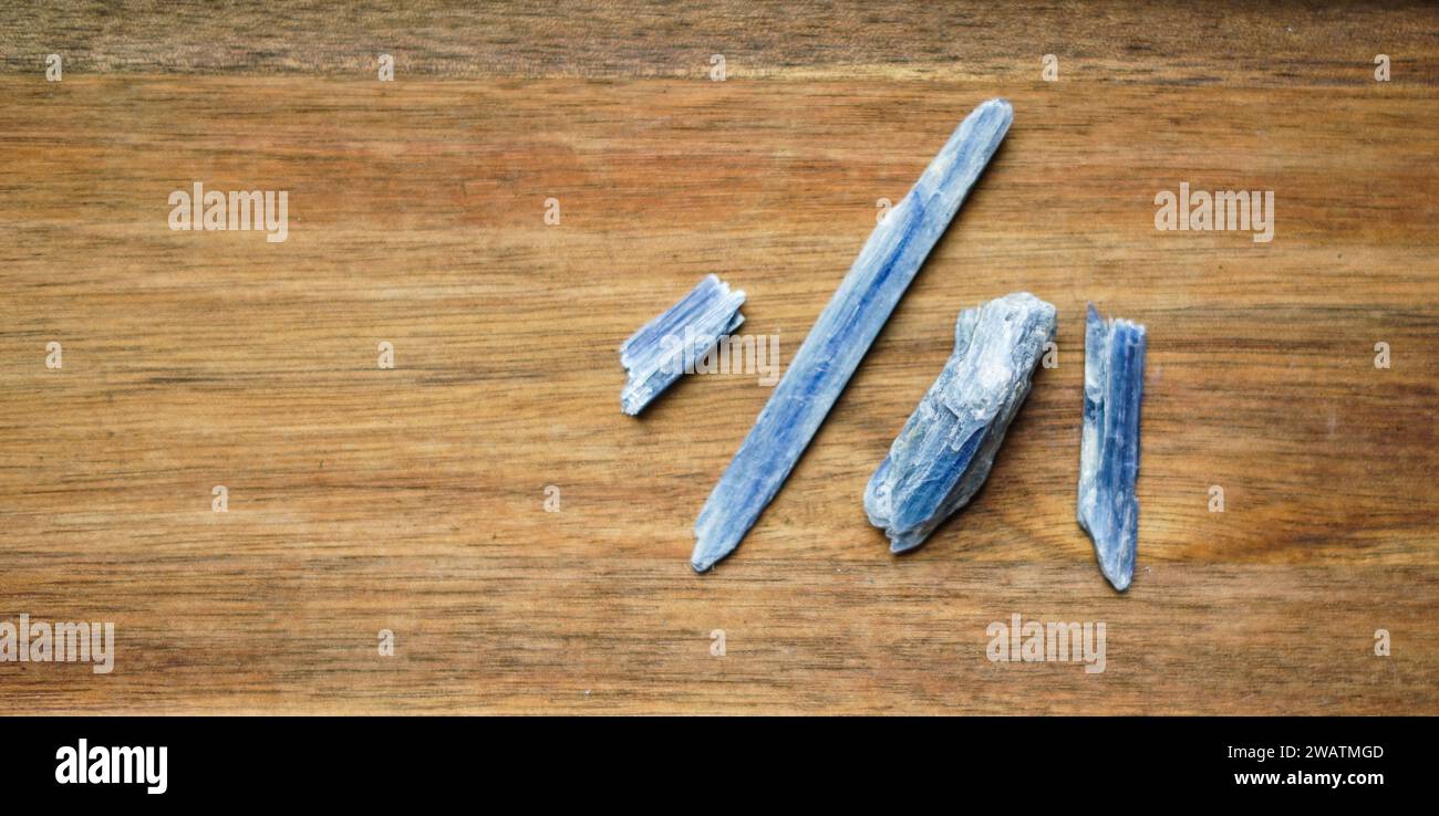 Piecec von cyanite auf dem Holzbrett. Stockfoto
