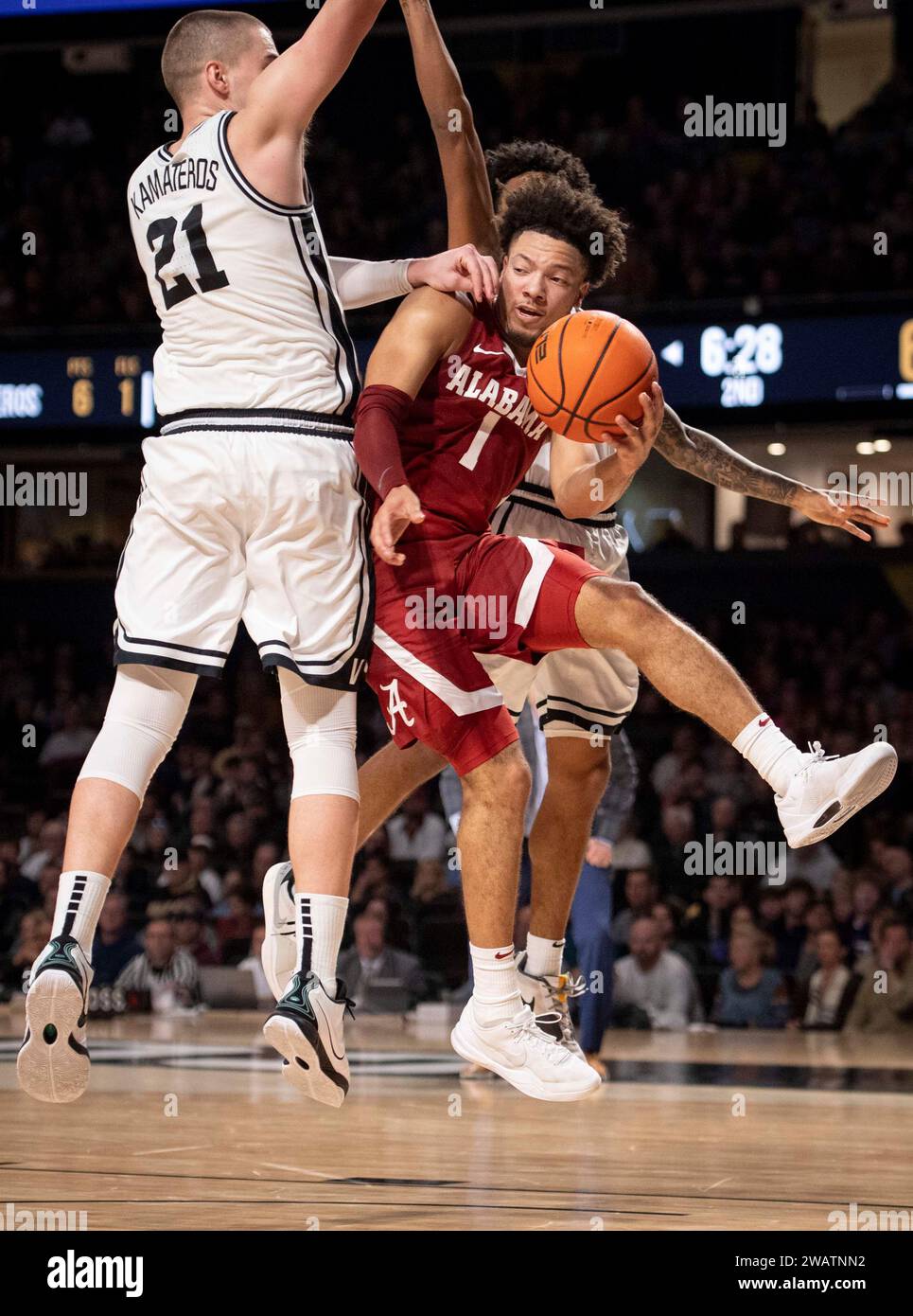 Nashville, Tennessee, USA. Januar 2024. Alabama Crimson Tide Guard Mark Sears (1) versucht, den Ball während der zweiten Hälfte seines NCAA-Basketballs an der Vanderbilt University in Nashville zu passieren. (Kreditbild: © Camden Hall/ZUMA Press Wire) NUR REDAKTIONELLE VERWENDUNG! Nicht für kommerzielle ZWECKE! Stockfoto