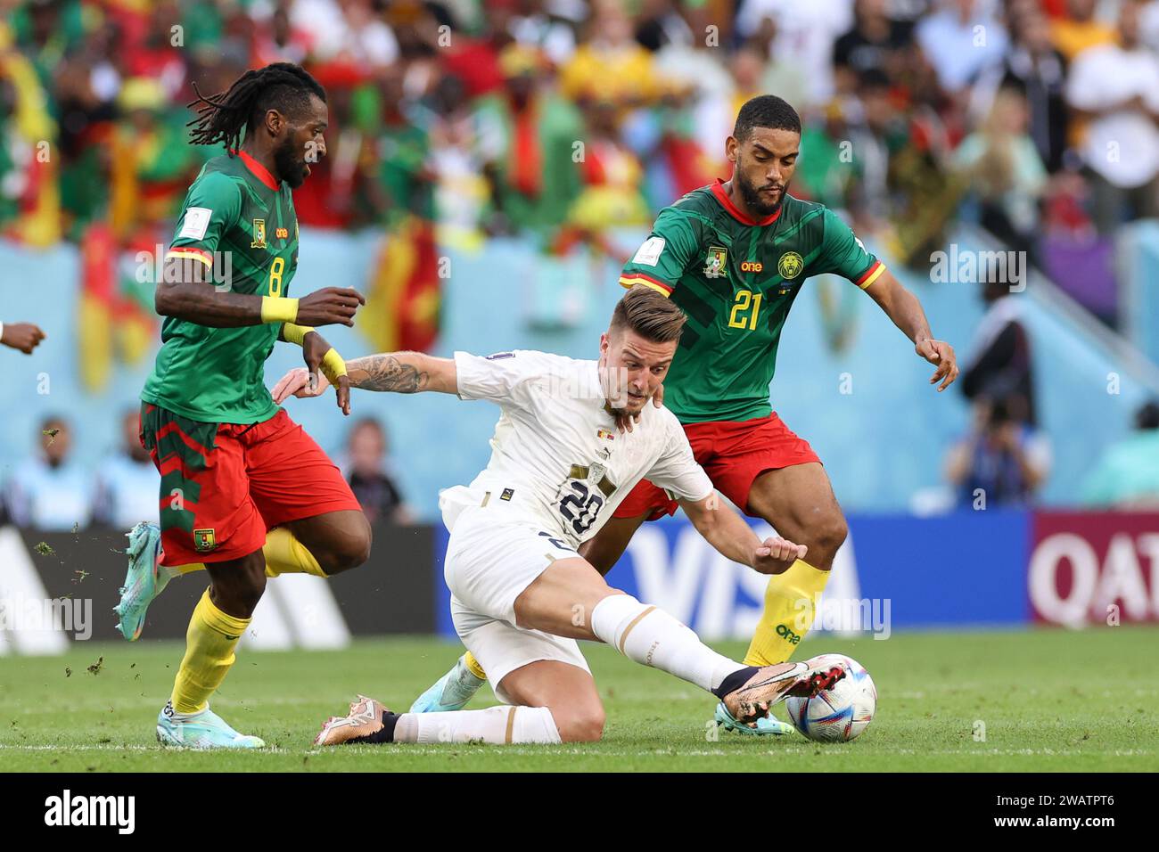 Katar, Katar. November 2022. Frank Anguissa aus Kamerun (L), Sergej Milinkovic-Savic aus Serbien (C) und Jean-Charles Castelletto aus Kamerun (R) im Spiel der FIFA-Weltmeisterschaft Katar 2022 zwischen Kamerun und Serbien im Al Janoub Stadium. Endpunktzahl: Kamerun 3:3 Serbien. (Foto: Grzegorz Wajda/SOPA Images/SIPA USA) Credit: SIPA US/Alamy Live News Stockfoto