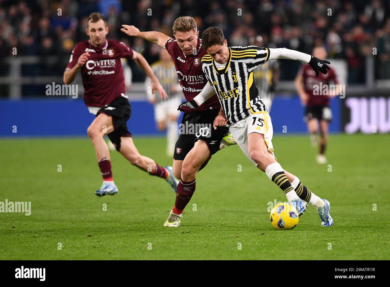 Kenan Yildiz (Juventus) und Matteo Lovato (US Salernitana) spielen beim Coppa Italia Spiel zwischen Juventus FC und US Salernitana in der Allianz Sta Stockfoto