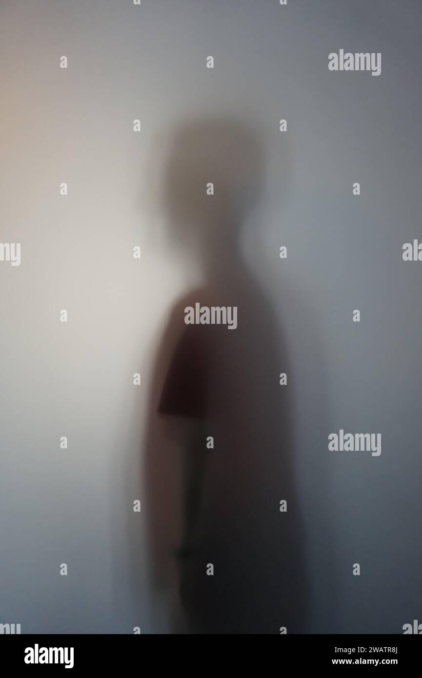 Mann-Silhouette hinter Milchglas Stockfoto