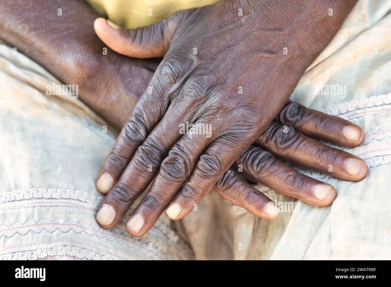 Handarbeit im Dorf, die Hände einer afrikanerin in Nahaufnahme bearbeitet Stockfoto