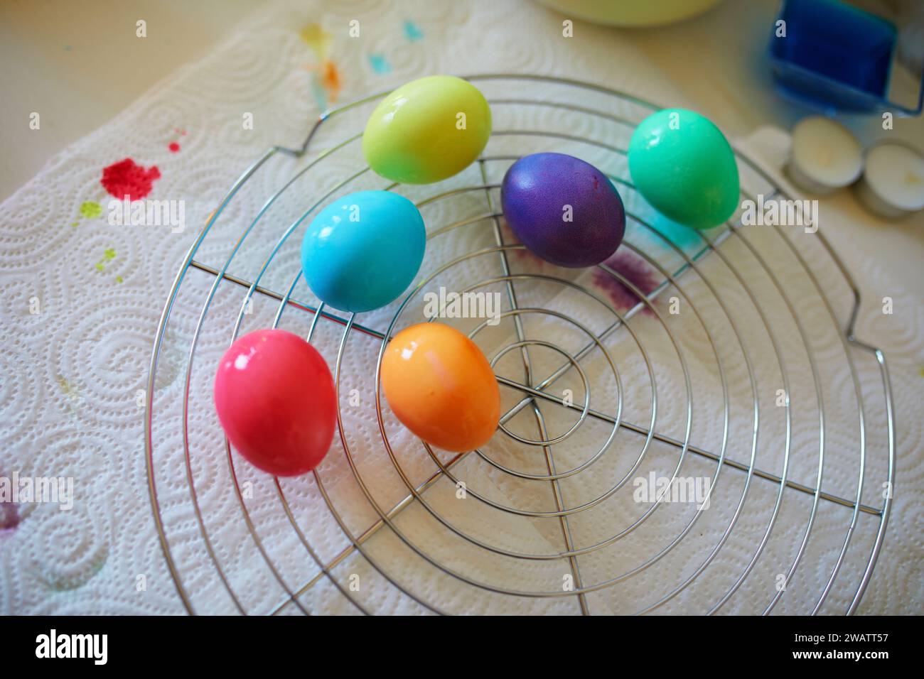 Mit Lebensmittelfärbung Ostereier zu Hause färben. Ich malte bunte Eier für die Osterjagd. Bereit für die Osterfeier. Familientraditionen. Stockfoto