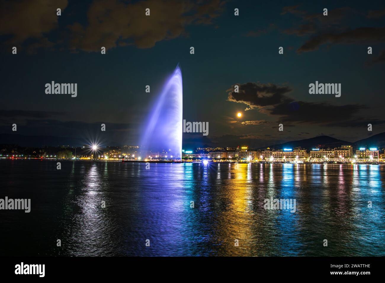 Genf, Schweiz 8. September 2023: Nächtlicher Blick auf den Fluss mit wunderschönen Reflexen bei Vollmond in Genf Stadt in der Schweiz Stockfoto