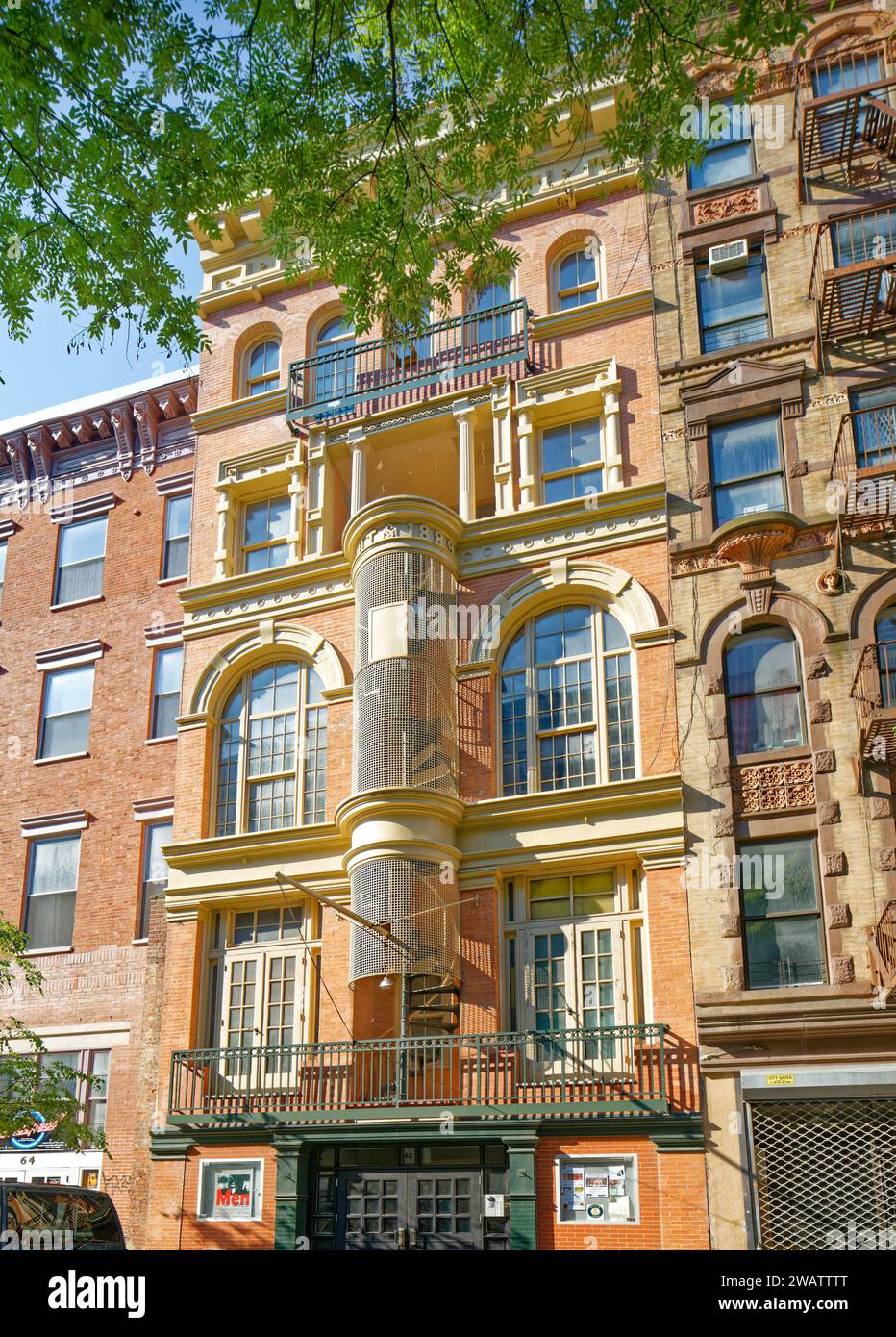 Heute ein Theater, 62 E 4th St., begann 1889 als Restaurant mit Tagungsräumen und Dachgeschosswohnung (daher die schrullige geschlossene Feuertreppe). Stockfoto