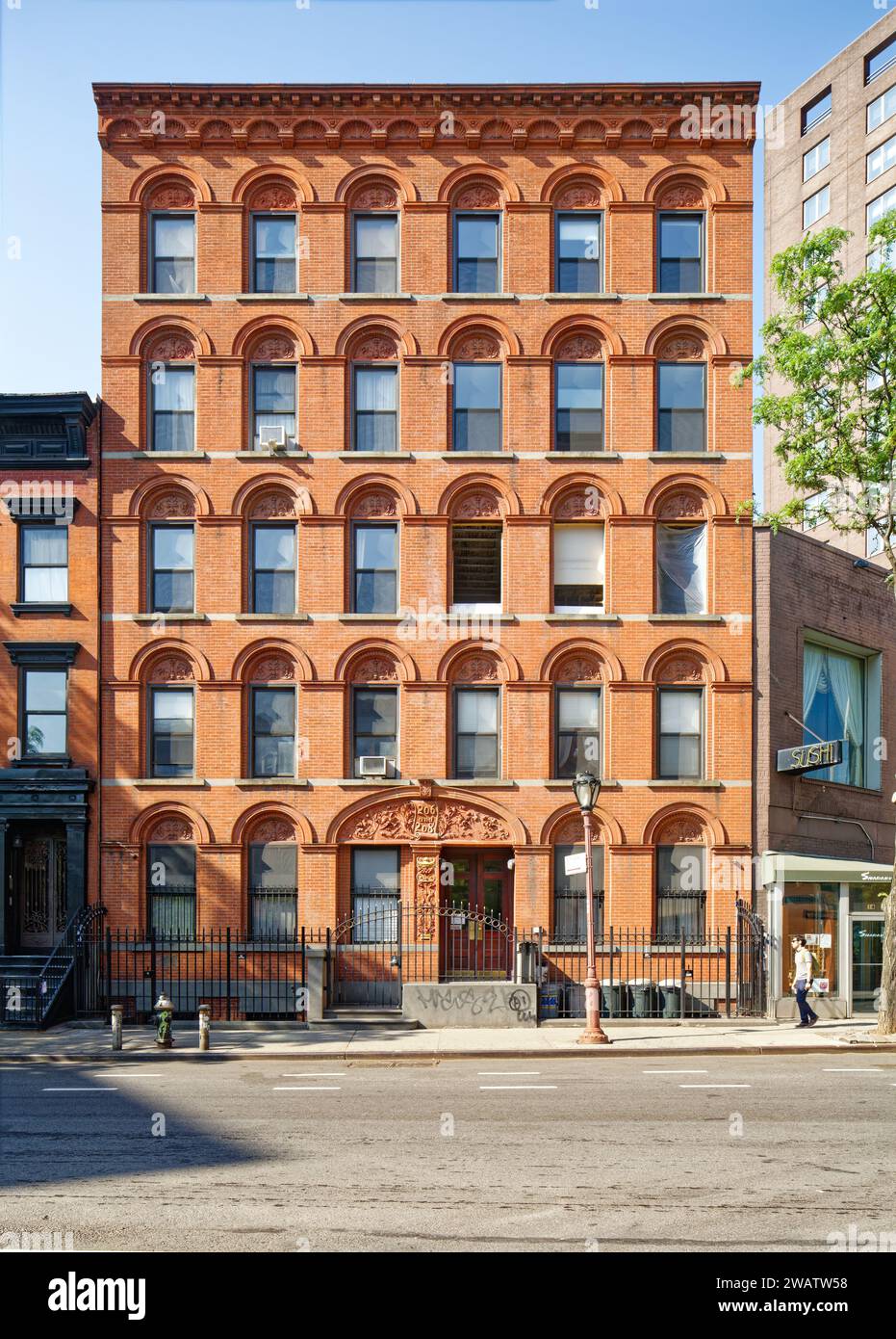 206-208 East 9th Street ist ein 1886 von George Post entworfenes Apartmentgebäude mit rotem Backstein und Terrakotta entworfenen „French Flats“. Stockfoto