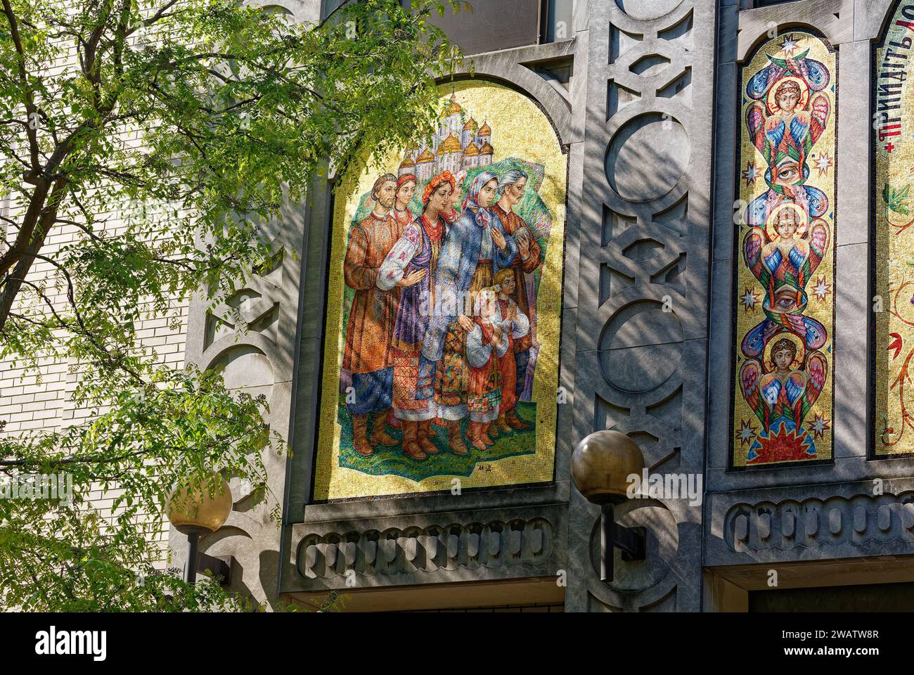 St. Die George Ukrainisch-katholische Kirche wurde 1978 von Apollinaire Osadca im byzantinischen Revival-Stil mit Kuppel und vergoldeten Mosaiken erbaut. Stockfoto