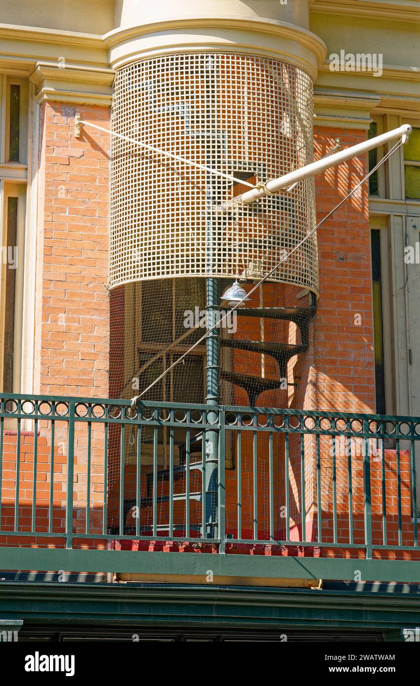 Heute ein Theater, 62 E 4th St., begann 1889 als Restaurant mit Tagungsräumen und Dachgeschosswohnung (daher die schrullige geschlossene Feuertreppe). Stockfoto