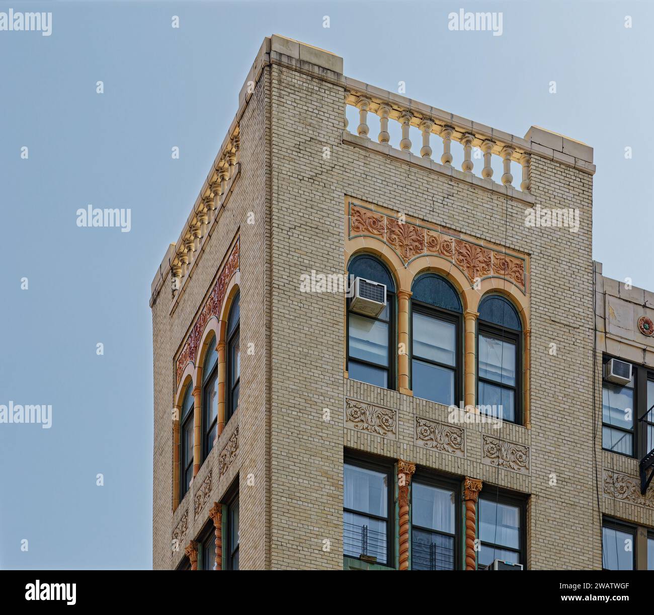 Die Industrial National Bank errichtete dieses denkwürdige sechsstöckige Backstein-und-Terra-Cotta-Gebäude auf einer doppelten Kalksteinbasis, die noch immer von einer Bank besetzt ist. Stockfoto